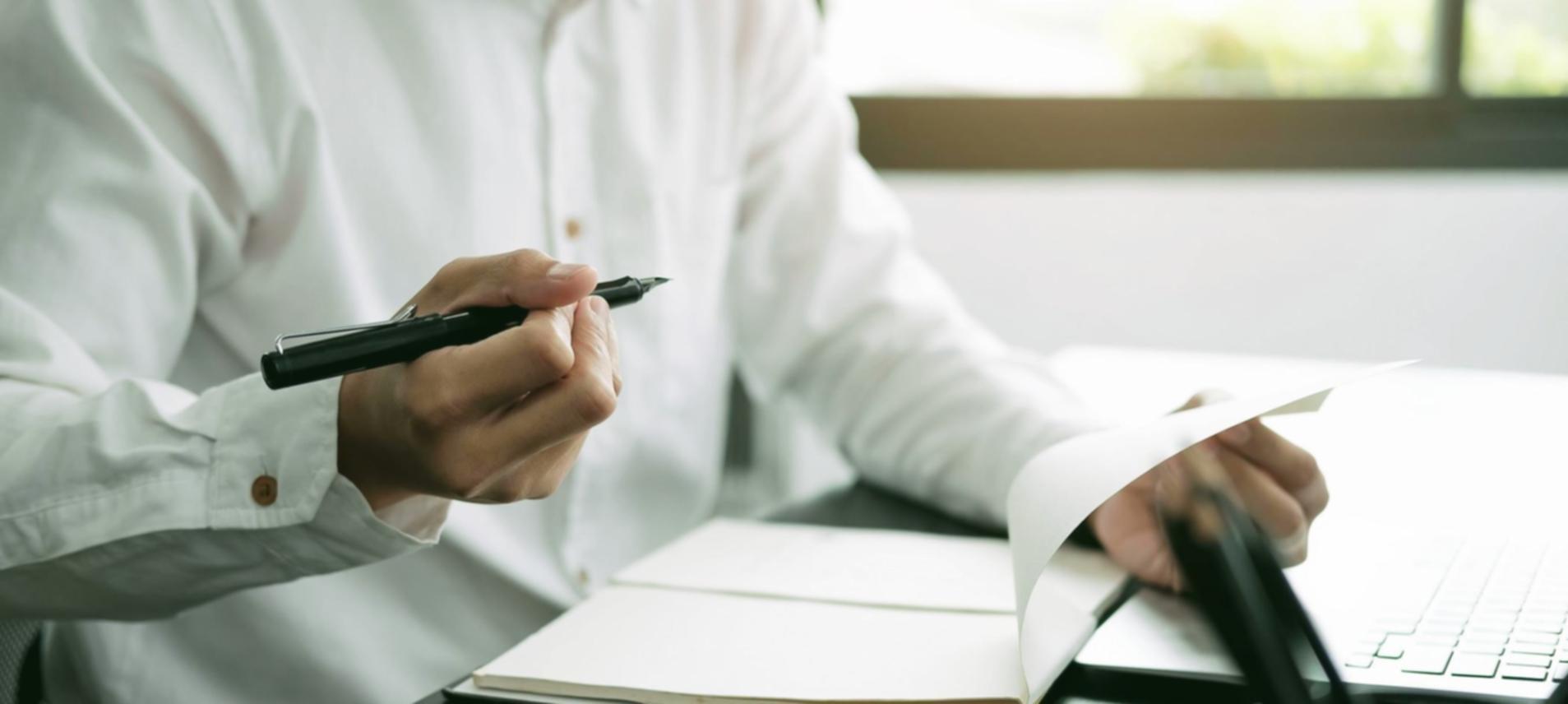 Equipo de expertos en SEO técnico trabajando en análisis de optimización web